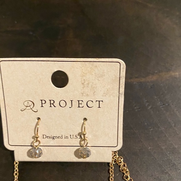 Long beaded necklace with earrings. - Picture 2 of 4